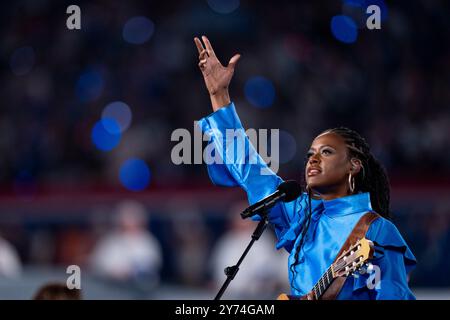 Der Grammy-nominierte Künstler Victory Boyd spielt die Nationalhymne vor dem NFL-Fußballspiel zwischen den Dallas Cowboys und den New York Giants am Donnerstag, 26. September 2024 in East Rutherford. (Chris Szagola/Cal Sport Media) (Bild: © Chris Szagola/Cal Sport Media) Stockfoto