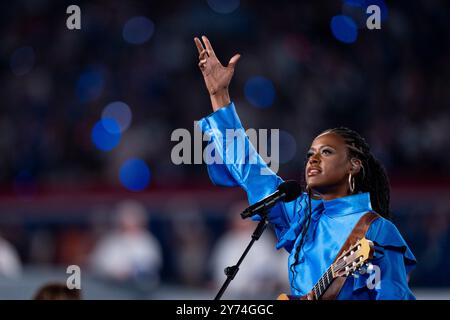 Der Grammy-nominierte Künstler Victory Boyd spielt die Nationalhymne vor dem NFL-Fußballspiel zwischen den Dallas Cowboys und den New York Giants am Donnerstag, 26. September 2024 in East Rutherford. (Chris Szagola/Cal Sport Media) Stockfoto