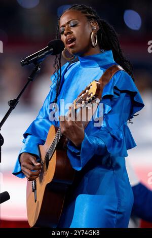 Der Grammy-nominierte Künstler Victory Boyd spielt die Nationalhymne vor dem NFL-Fußballspiel zwischen den Dallas Cowboys und den New York Giants am Donnerstag, 26. September 2024 in East Rutherford. (Chris Szagola/Cal Sport Media) Stockfoto