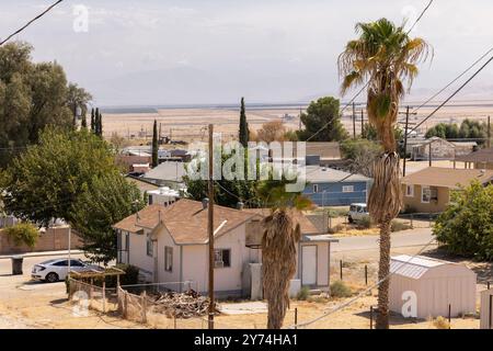 Die Nachmittagssonne scheint auf ein Viertel im Zentrum von Maricopa, Kalifornien, USA. Stockfoto