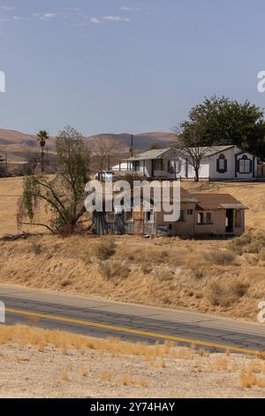 Die Nachmittagssonne scheint auf ein Viertel im Zentrum von Maricopa, Kalifornien, USA. Stockfoto