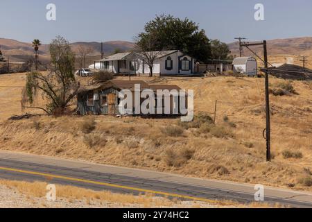 Die Nachmittagssonne scheint auf ein Viertel im Zentrum von Maricopa, Kalifornien, USA. Stockfoto