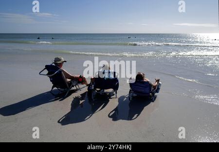 Genießen Sie die lebhafte Atmosphäre und die unberührten Strände von Siesta Beach, dem ultimativen Strandziel in Sarasota, Florida. Stockfoto