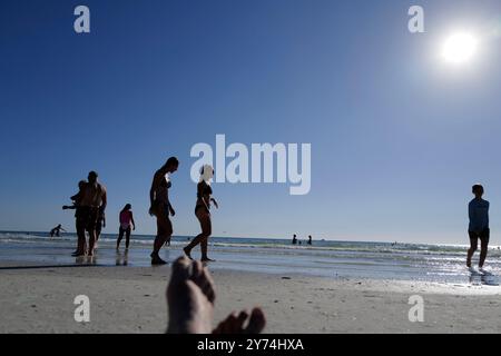 Genießen Sie die lebhafte Atmosphäre und die unberührten Strände von Siesta Beach, dem ultimativen Strandziel in Sarasota, Florida. Stockfoto