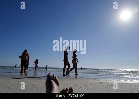 Genießen Sie die lebhafte Atmosphäre und die unberührten Strände von Siesta Beach, dem ultimativen Strandziel in Sarasota, Florida. Stockfoto