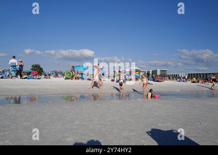 Genießen Sie die lebhafte Atmosphäre und die unberührten Strände von Siesta Beach, dem ultimativen Strandziel in Sarasota, Florida. Stockfoto