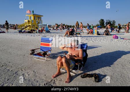 Genießen Sie die lebhafte Atmosphäre und die unberührten Strände von Siesta Beach, dem ultimativen Strandziel in Sarasota, Florida. Stockfoto