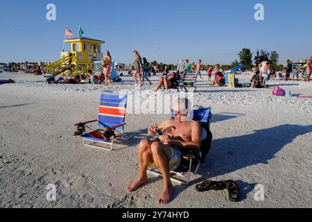 Genießen Sie die lebhafte Atmosphäre und die unberührten Strände von Siesta Beach, dem ultimativen Strandziel in Sarasota, Florida. Stockfoto