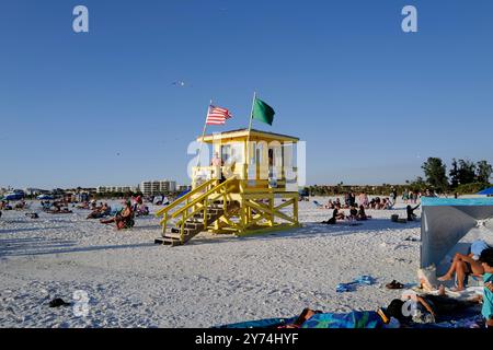 Genießen Sie die lebhafte Atmosphäre und die unberührten Strände von Siesta Beach, dem ultimativen Strandziel in Sarasota, Florida. Stockfoto