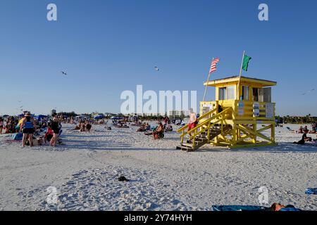 Genießen Sie die lebhafte Atmosphäre und die unberührten Strände von Siesta Beach, dem ultimativen Strandziel in Sarasota, Florida. Stockfoto