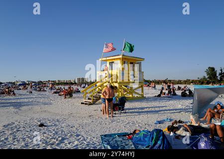 Genießen Sie die lebhafte Atmosphäre und die unberührten Strände von Siesta Beach, dem ultimativen Strandziel in Sarasota, Florida. Stockfoto