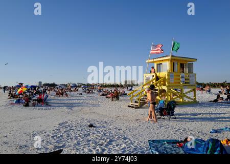 Genießen Sie die lebhafte Atmosphäre und die unberührten Strände von Siesta Beach, dem ultimativen Strandziel in Sarasota, Florida. Stockfoto