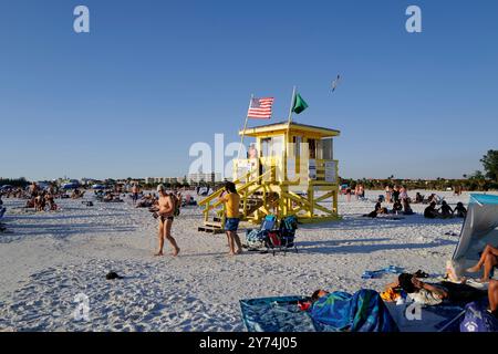 Genießen Sie die lebhafte Atmosphäre und die unberührten Strände von Siesta Beach, dem ultimativen Strandziel in Sarasota, Florida. Stockfoto