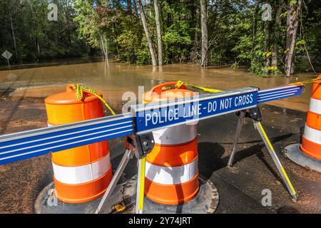 Polizeibarrikade über eine überflutete Straße in der Nähe des Yellow River in Metro Atlanta, Georgia, nach dem Hurrikan Helene am 27. September 2024. Stockfoto