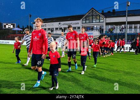 Unterhaching, Deutschland. September 2024. Einlauf der Mannschaften, 27.09.2024, Unterhaching (Deutschland), Fussball, 3. LIGA, SPVGG UNTERHACHING - SV SANDHAUSEN, DFB/DFL-VORSCHRIFTEN VERBIETEN DIE VERWENDUNG VON FOTOGRAFIEN ALS BILDSEQUENZEN UND/ODER QUASI-VIDEO. Quelle: dpa/Alamy Live News Stockfoto