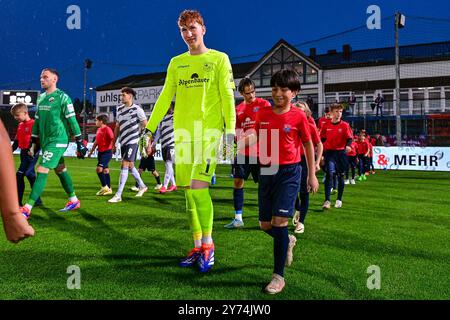 Unterhaching, Deutschland. September 2024. Einlauf der Mannschaften, 27.09.2024, Unterhaching (Deutschland), Fussball, 3. LIGA, SPVGG UNTERHACHING - SV SANDHAUSEN, DFB/DFL-VORSCHRIFTEN VERBIETEN DIE VERWENDUNG VON FOTOGRAFIEN ALS BILDSEQUENZEN UND/ODER QUASI-VIDEO. Quelle: dpa/Alamy Live News Stockfoto