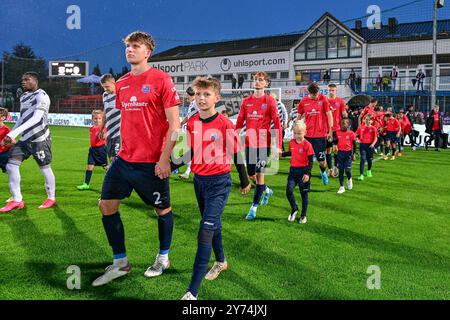 Unterhaching, Deutschland. September 2024. Einlauf der Mannschaften, 27.09.2024, Unterhaching (Deutschland), Fussball, 3. LIGA, SPVGG UNTERHACHING - SV SANDHAUSEN, DFB/DFL-VORSCHRIFTEN VERBIETEN DIE VERWENDUNG VON FOTOGRAFIEN ALS BILDSEQUENZEN UND/ODER QUASI-VIDEO. Quelle: dpa/Alamy Live News Stockfoto