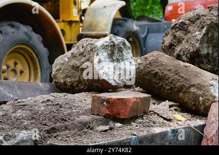 Abriss eines Grabsteins mit einem Bagger nach Ablauf der Nutzungsdauer auf einem Friedhof Stockfoto