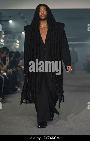 Paris, Frankreich. September 2024. VETEMENTS Frühjahr/Sommer 2025 Laufsteg während der Pariser Fashion Week am 2024. September - Paris, Frankreich, 27/09/2024 Credit: dpa/Alamy Live News Stockfoto