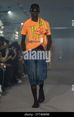 Paris, Frankreich. September 2024. VETEMENTS Frühjahr/Sommer 2025 Laufsteg während der Pariser Fashion Week am 2024. September - Paris, Frankreich, 27/09/2024 Credit: dpa/Alamy Live News Stockfoto