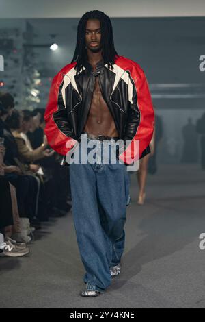 Paris, Frankreich. September 2024. VETEMENTS Frühjahr/Sommer 2025 Laufsteg während der Pariser Fashion Week am 2024. September - Paris, Frankreich, 27/09/2024 Credit: dpa/Alamy Live News Stockfoto