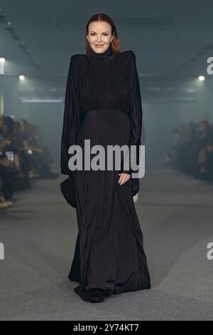 Paris, Frankreich. September 2024. VETEMENTS Frühjahr/Sommer 2025 Laufsteg während der Pariser Fashion Week am 2024. September - Paris, Frankreich, 27/09/2024 Credit: dpa/Alamy Live News Stockfoto