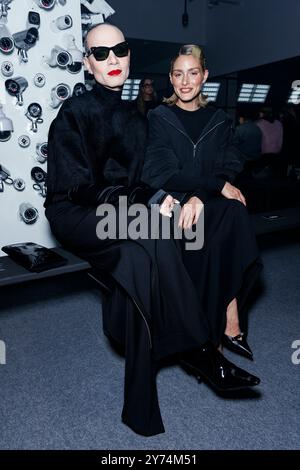 Paris, Frankreich. September 2024. Jordan Roth und Olivia Palermo nehmen am 2024. September an der Pariser Fashion Week im Frühjahr/Sommer 2025 Teil – Paris, Frankreich, 27. September 09/2024 Credit: dpa/Alamy Live News Stockfoto