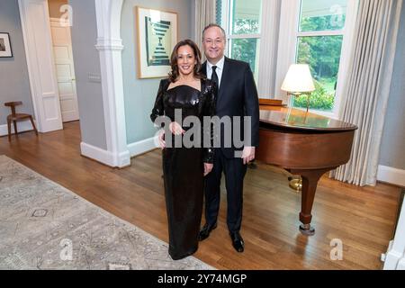 Die für den demokratischen Präsidenten nominierte Vizepräsidentin Kamala Harris und der zweite Gentleman Doug Emhoff posieren für offizielle Porträts in der Residenz des Vizepräsidenten am Samstag, den 14. September 2024 in Washington. D.C. (Offizielles Foto des Weißen Hauses von Polly Irungu) Stockfoto