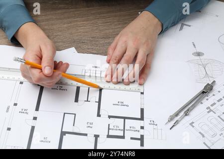 Architekt arbeitet mit Projekt, Nahaufnahme. Verschiedene technische Zeichnungen auf Holztisch Stockfoto