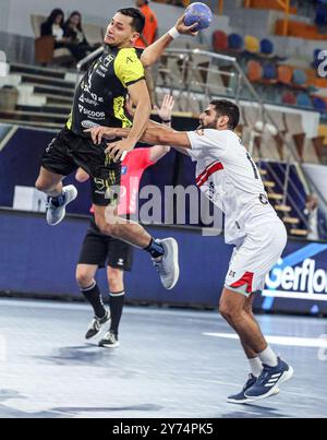 Kairo, Ägypten. September 2024. Pedro Augusto Teles Mota (L) von Handebol Taubate schießt während der 17. IHF Men's Club World Championship 2024 Gruppe Ein erstes Rundenspiel zwischen Handebol Taubate aus Brasilien und Zamalek Club of Egypt in Kairo, Ägypten, 27. September 2024. Quelle: Ahmed Gomaa/Xinhua/Alamy Live News Stockfoto