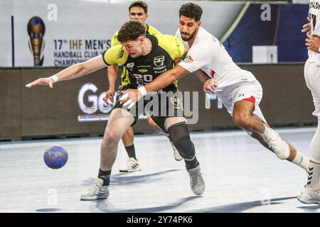 Kairo, Ägypten. September 2024. Pedro Sosa Datix (L) von Handebol Taubate tritt während der 17. IHF Men's Club World Championship 2024 Gruppe an, Einem ersten Rundenspiel zwischen Handebol Taubate aus Brasilien und Zamalek Club aus Ägypten in Kairo, Ägypten, 27. September 2024. Quelle: Ahmed Gomaa/Xinhua/Alamy Live News Stockfoto