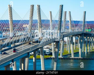 Luftaufnahme der New Goethals Bridge, die Arthur Kill Meerenge zwischen Elizabeth, New Jersey und Staten Island, New York an einem sonnigen Nachmittag überspannt. Th Stockfoto