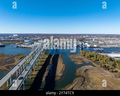 Luftaufnahme der New Goethals Bridge, die Arthur Kill Meerenge zwischen Elizabeth, New Jersey und Staten Island, New York an einem sonnigen Nachmittag überspannt. Th Stockfoto