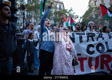 Barcelona, Spanien. September 2024. Die Demonstranten skandieren Parolen während der palästinensischen Massendemonstration in Barcelona. Fast 20.000 Menschen marschierten bei der Massendemonstration in Barcelona zur Unterstützung des palästinensischen und des libanesischen Volkes. Quelle: SOPA Images Limited/Alamy Live News Stockfoto