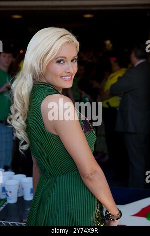 Holly Madison startet am 17. März 2010 die O'Sheas Casino St. Patty's Day Party im O'Sheas Casino in Las Vegas, NV. Holly und Brian „Lucky“ Thomas spielten eine Runde BIER-PONG auf dem Las vegas Strip vor dem O'Sheas Casino und Holly gewann das Spiel und sagte, es sei ihr erster Beer-Pong-Sieg Stockfoto