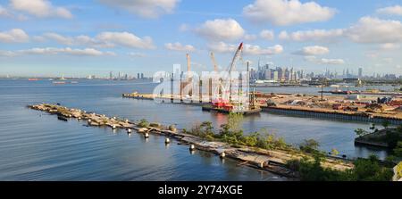New York. Bau am South Brooklyn Marine Terminal zum Bau einer Offshore-Windkraftanlage und einer Produktionsbasis zur Unterstützung des Empire Wind 1 Projekts Stockfoto