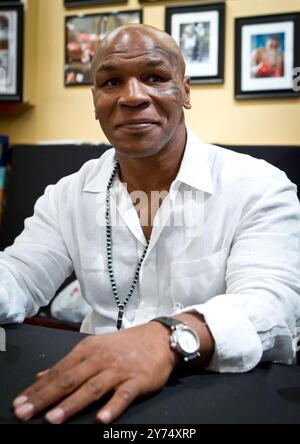 Mike Tyson erschien am 16. Oktober 2010 bei Painted with Oil in den Miracle Mile Shops im Planet Hollywood Resort in Las Vegas, NV. Beschreibung: Erik Kabik Photography/MediaPunch Stockfoto