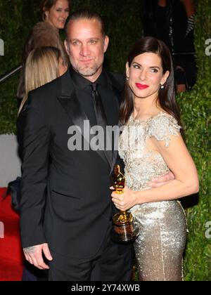 Jesse James und Sandra Bullock auf dem Bild Vanity Fair Oscar Party im Sunset Tower Hotel in Los Angeles, CA am 7. März 2010 an. © kabik / MediaPunch Stockfoto