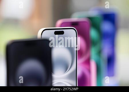 Tokio, Japan. September 2024. Das neue iPhone 16 wird im Apple Store von Omotesando ausgestellt. Quelle: SOPA Images Limited/Alamy Live News Stockfoto