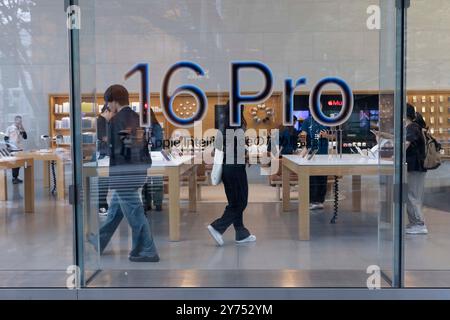 Tokio, Japan. September 2024. Frontscheibe des Apple Store in Omotesando. Quelle: SOPA Images Limited/Alamy Live News Stockfoto