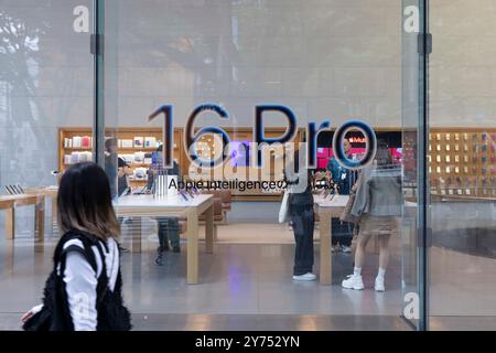 Tokio, Japan. September 2024. Frontscheibe des Apple Store in Omotesando. Quelle: SOPA Images Limited/Alamy Live News Stockfoto