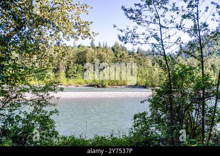 Faszinierender Blick auf den Vedder River, der sich durch Chilliwack, British C, Olumnbia, Kanada schlängelt Stockfoto