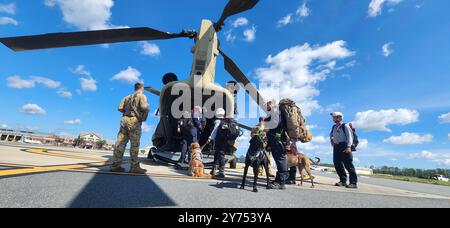 Florida, USA. September 2024. Mitglieder des Texas A&M Task Force 1 Such- und Rettungsteams arbeiten zusammen mit Soldaten des HHC 1-111th AVN GSAV (General Support Aviation), um Such- und Rettungseinsätze nach Hurrikan Helene vom 27. September 2024 durchzuführen. Die Florida Army National Guard arbeitet eng mit unseren zivilen Partneragenturen zusammen und überwacht aktiv alle potenziellen Einflussbereiche (Credit Image: © U.S. Army/ZUMA Press Wire) NUR REDAKTIONELLE VERWENDUNG! Nicht für kommerzielle ZWECKE! Stockfoto