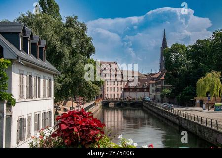 Dies ist ein Blick auf Straßburg, Frankreich, mit dem Kanal im Vordergrund und dem Dom im Hintergrund. Stockfoto