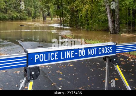 Polizeibarrikade über eine überflutete Straße in der Nähe des Yellow River in Metro Atlanta, Georgia, nach dem Hurrikan Helene am 27. September 2024. Stockfoto