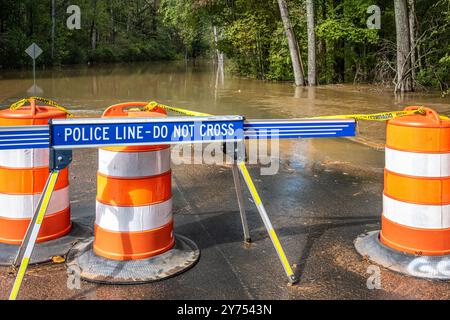 Polizeibarrikade über eine überflutete Straße in der Nähe des Yellow River in Metro Atlanta, Georgia, nach dem Hurrikan Helene am 27. September 2024. Stockfoto