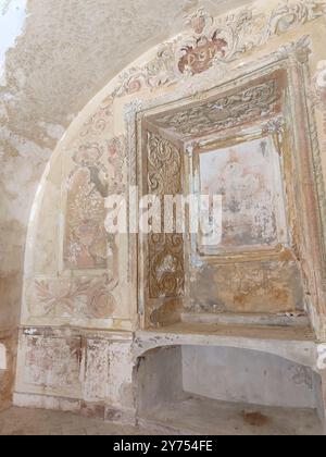 Eine historische architektonische Mauer mit komplizierten Designs und wunderschön verblassten Gemälden Stockfoto