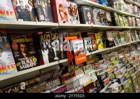 Stockholm, Schweden. April 2024: Bunte Auswahl an Musikzeitschriften in einem Buchladen Stockfoto