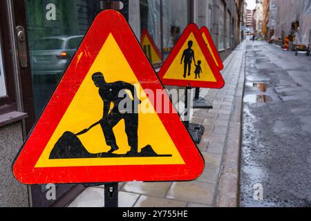 Straßenbauwarnschild auf einer Stadtstraße, Nahaufnahme Stockfoto