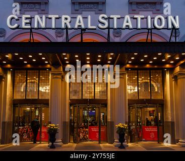 Stockholm, Schweden. April 2024 - Eingang zum Hauptbahnhof in der Abenddämmerung Stockfoto